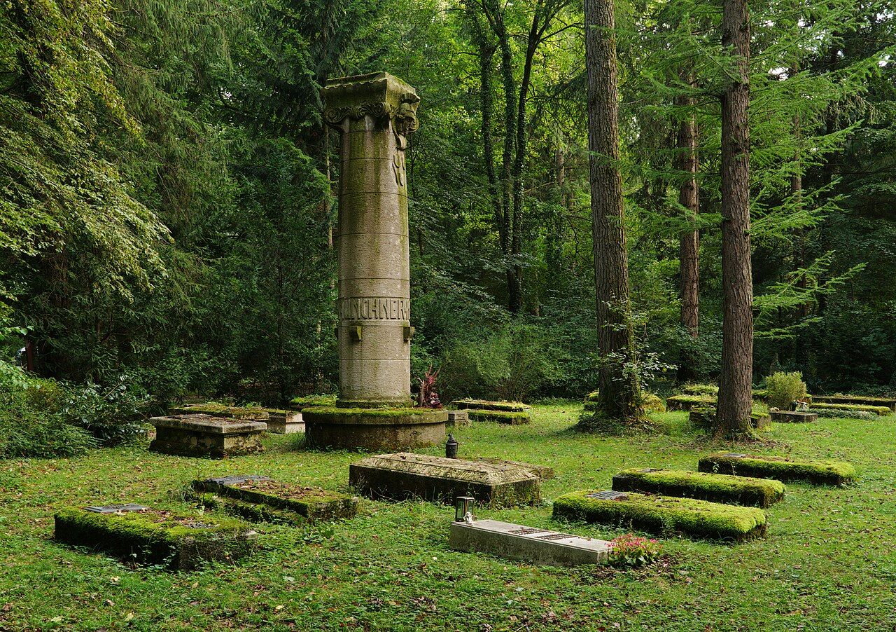 Waldlandschaft des Waldfriedhofs München mit dem Denkmal „Den Münchner Künstlern“