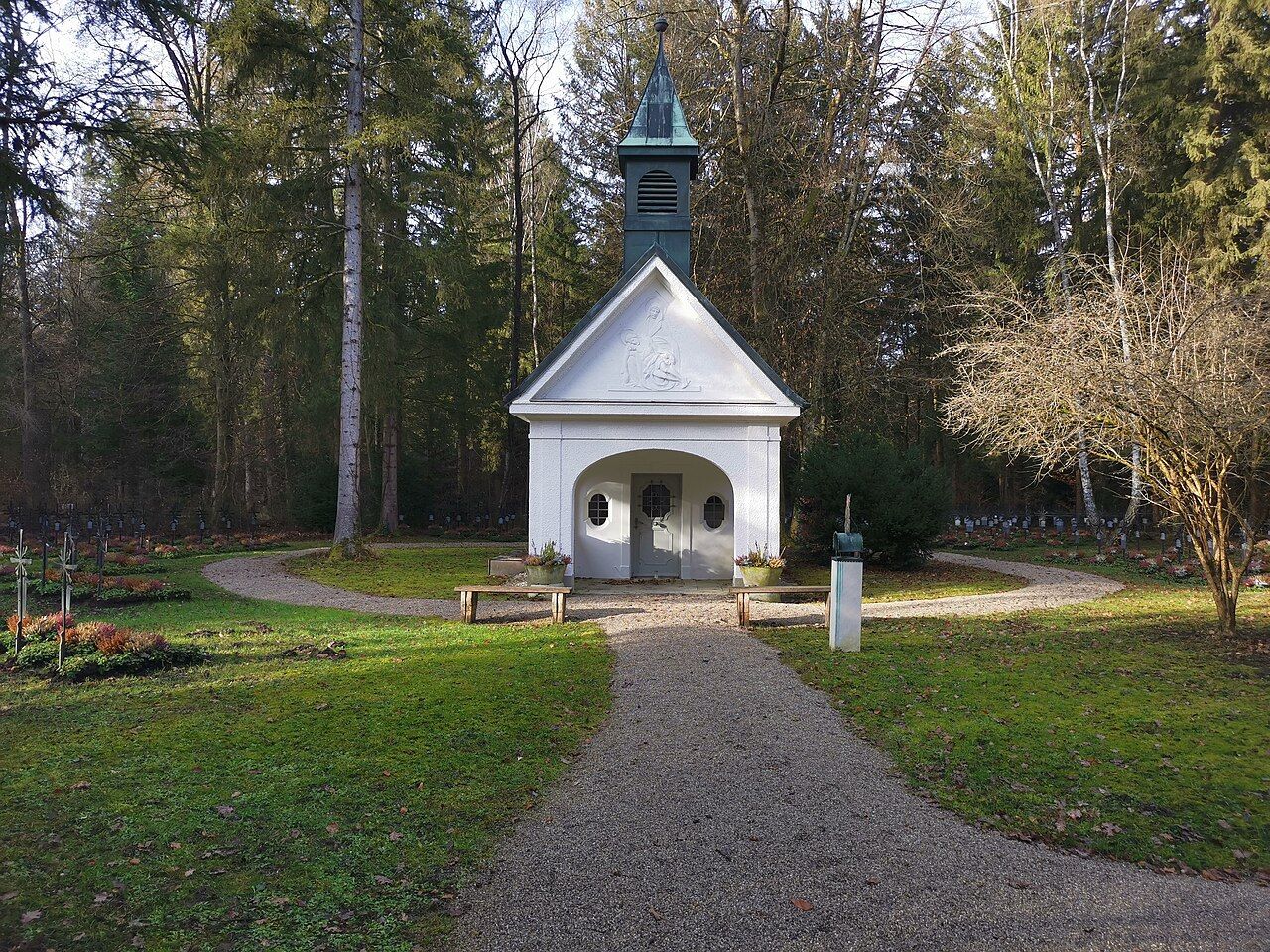 Kapelle zwischen Bäumen auf dem Waldfriedhof München