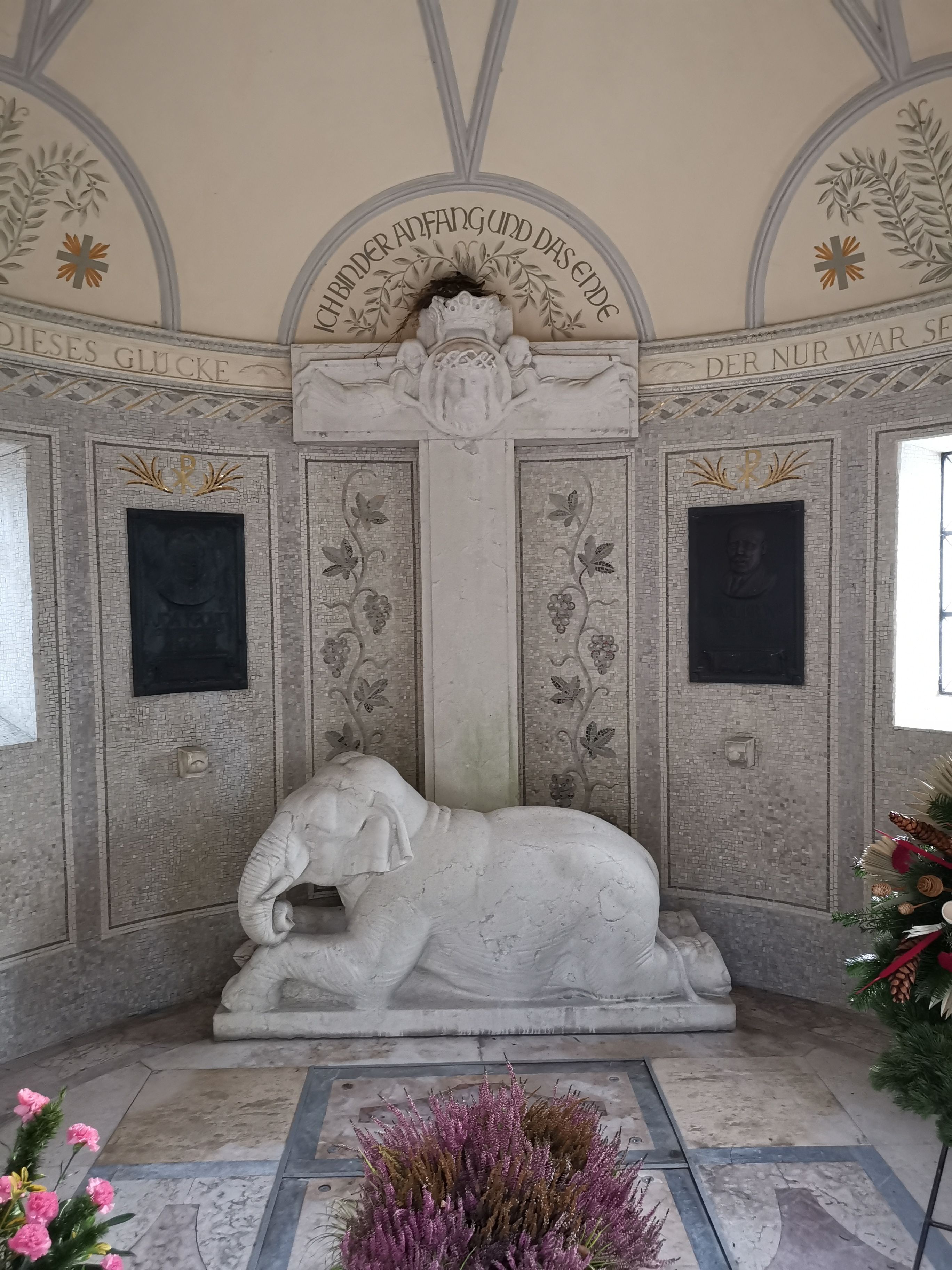 Krone-Mausoleum auf dem Waldfriedhof München