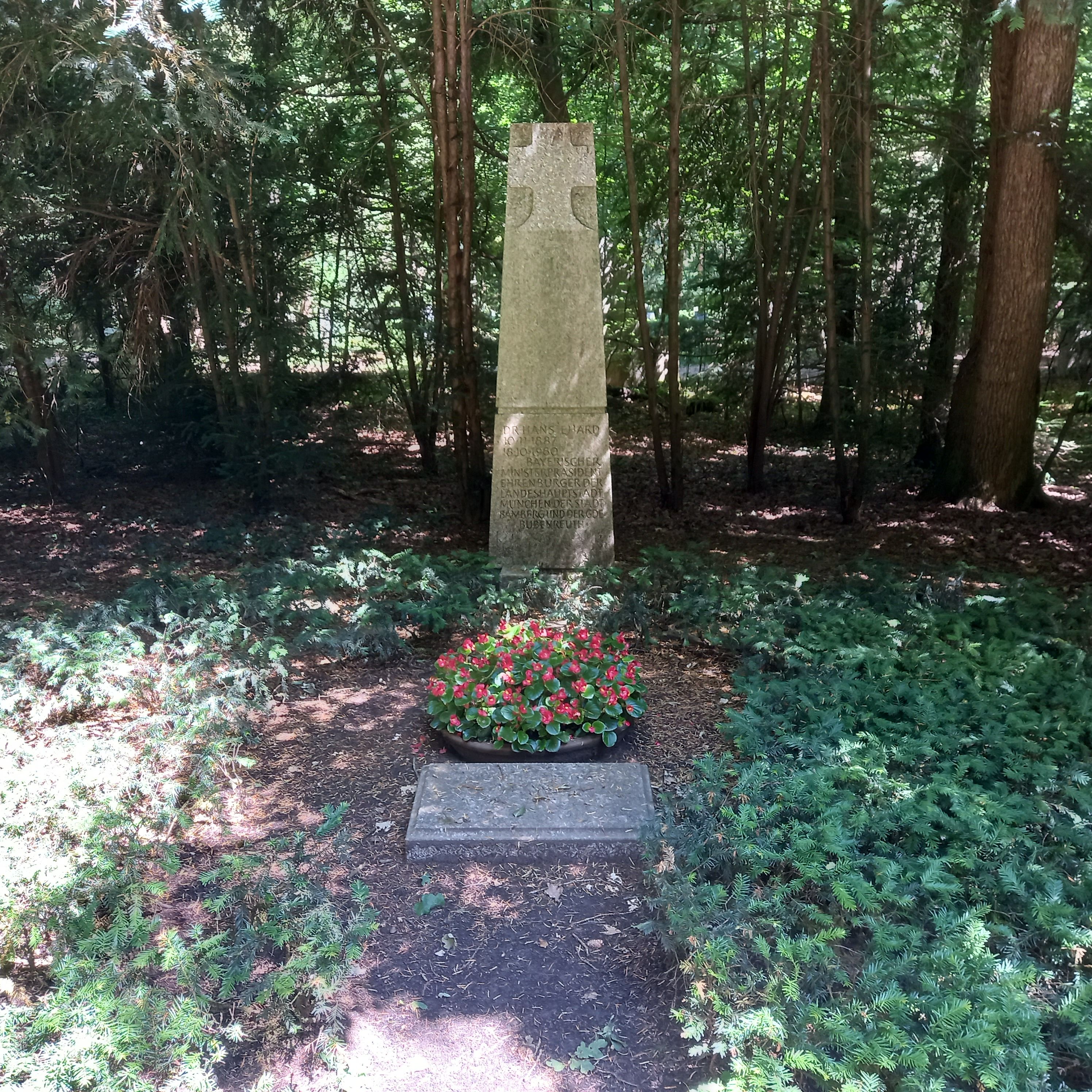 Grabstätte von Hans Ehard auf dem Waldfriedhof München