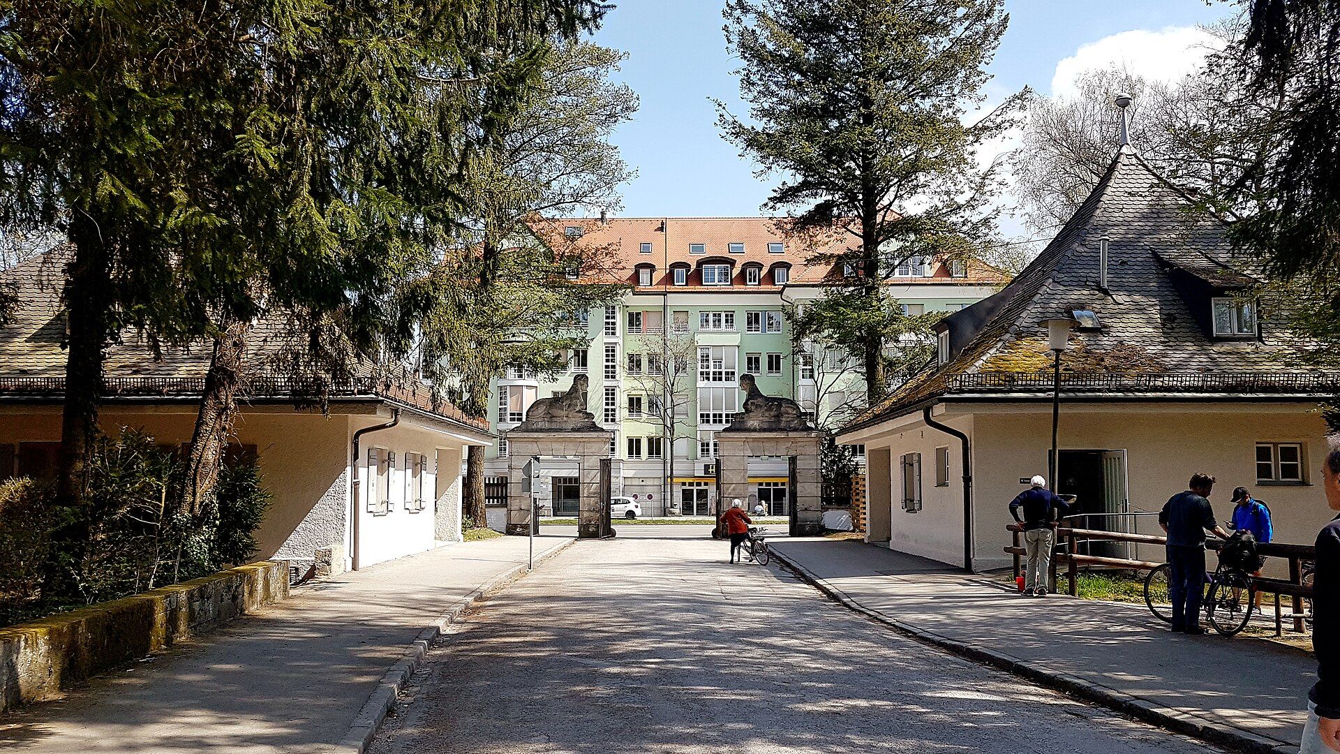 Innenseite des Haupteingangs des Waldfriedhofs München